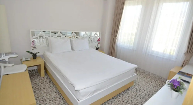 Двухместный номер Standard с балконом и с видом на сад Tripolis Hotel