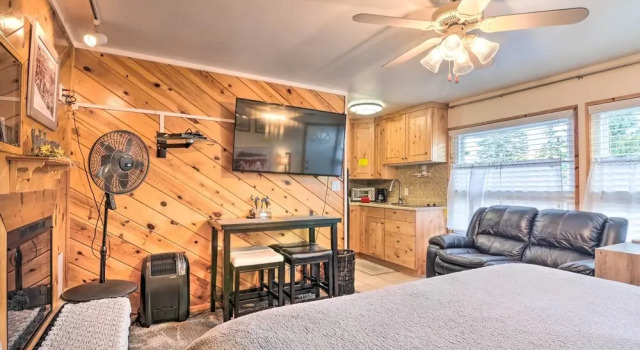 Cozy Studio w/ Fireplace ~ 1 Mi to Ski Resort, Rezerwuj Ośrodek wypoczynkowy Hotele w Iron County z parkingiem, Parking