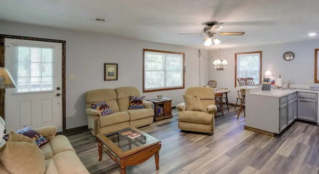 Step Into Nature! Gatlinburg Home w/ Rustic Charm, Забронировать Дом для отпуска Отели Great Smoky Mountains National Park с парковкой, Парковка