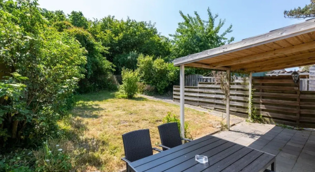 Коттедж Cozy Holiday Home 3 Minutes From the Beach!