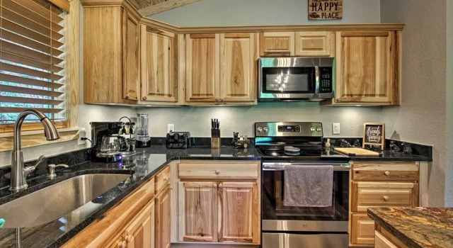 Коттедж Secluded Cabin w/ Hot Tub, 3 Mi to Pigeon Forge!