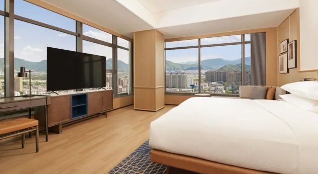 Двухместный люкс Deluxe с видом на город Four Points By Sheraton Linhai