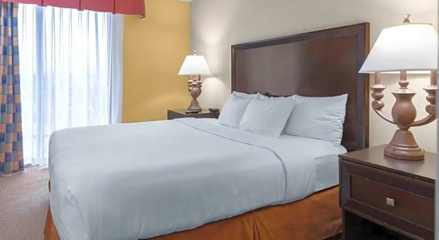Двухместный люкс Premium с 2 комнатами Embassy Suites Kansas City Plaza