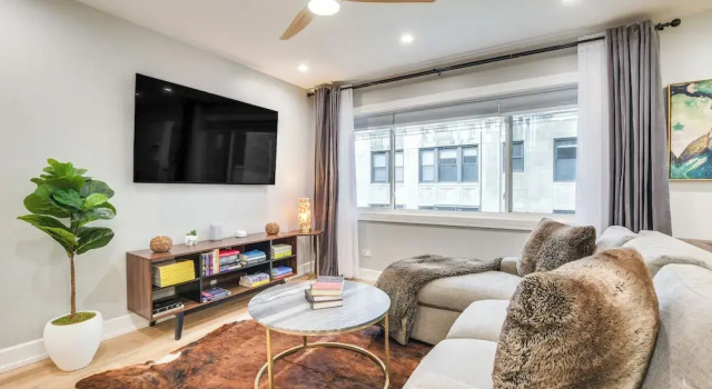 Stylish Chicago Retreat: Walk to Loyola University