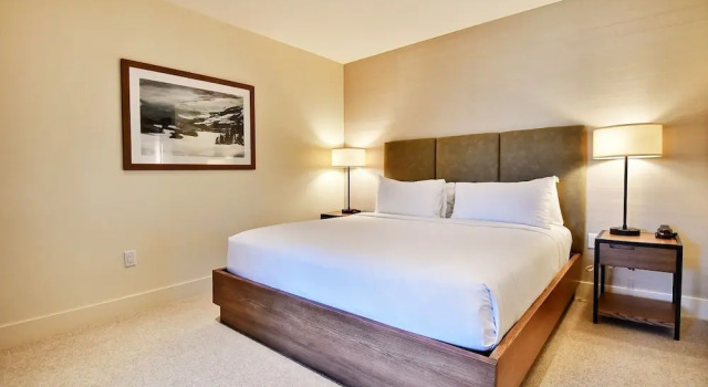 New 1 BR Residence in Canyons Village- Ski In Out, Забронировать Отель Отели Парк-Сити с парковкой, рядом с Canyons Parking Lot, Парковка