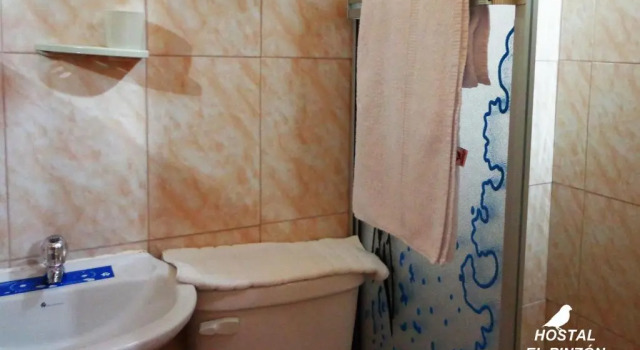 Кровать в общем номере Hostal El Pinzón
