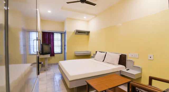 SPOT ON 41643 Karthik International