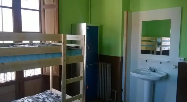 Кровать в общем номере Albergue La Casona Del Peregrino