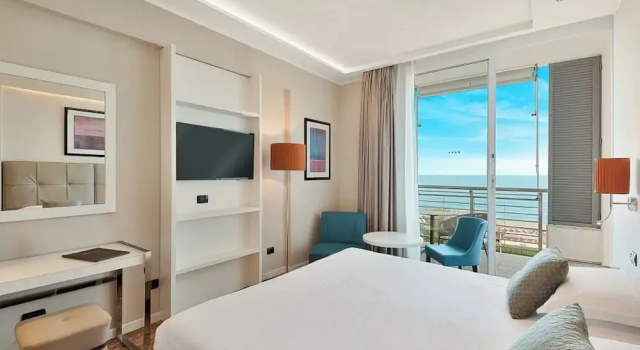 Трёхместный номер Standard с балконом и с видом на море Hotel Excelsior