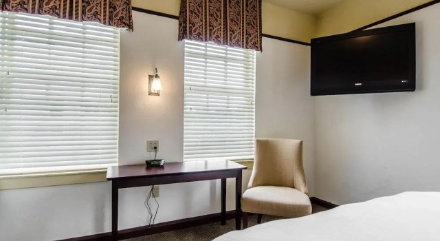 Hotel Seville, Ascend Hotel Collection, Book Hotel Harrison Ozarks