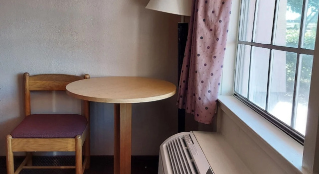 Номер Economy University Inn & Suites
