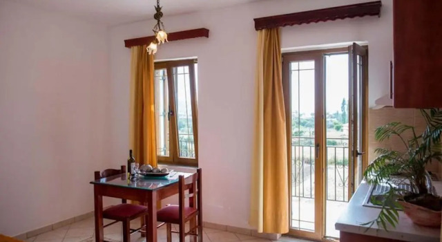 Room in Studio - A spacious and bright studio with balcony no1234, Забронировать Гостевой дом Отели Лесбоса с бассейном, Бассейн