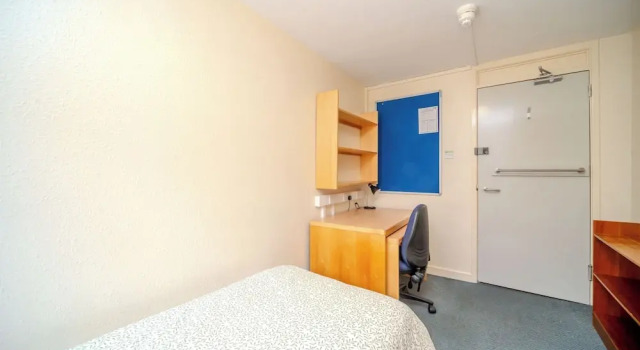 JOIVY Budget 4,5 and 6 bed private flats, in Historic Old Town - Adults Only