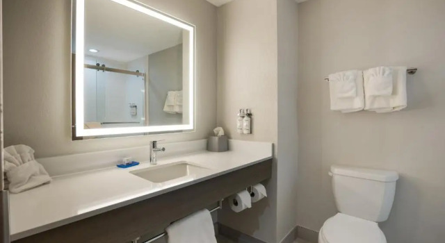 Четырёхместный номер Standard Holiday Inn Express Hotel & Suites Perry by IHG