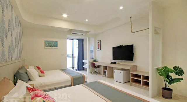 Четырёхместный семейный номер Standard с балконом Shihai B&B