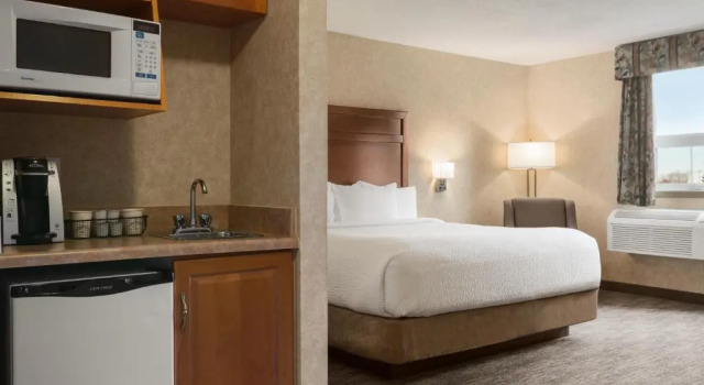 Номер Standard Days Inn & Suites by Wyndham Brooks