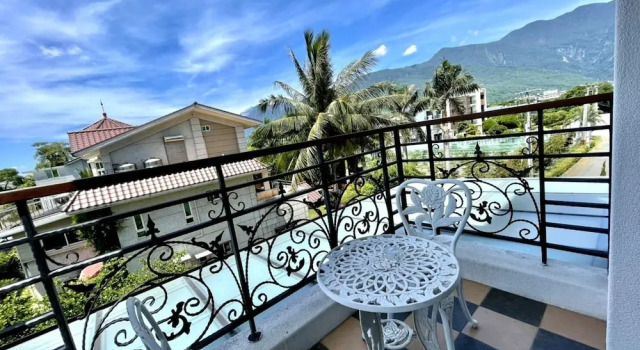 Четырёхместный номер Standard с балконом White Palace B&B