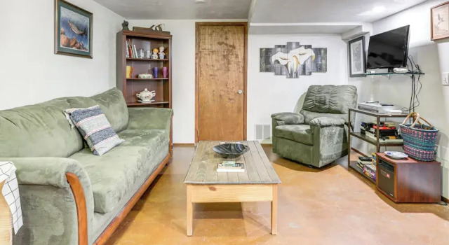 Коттедж Walk to Main St: Carbondale Apt w/ Shared Patio
