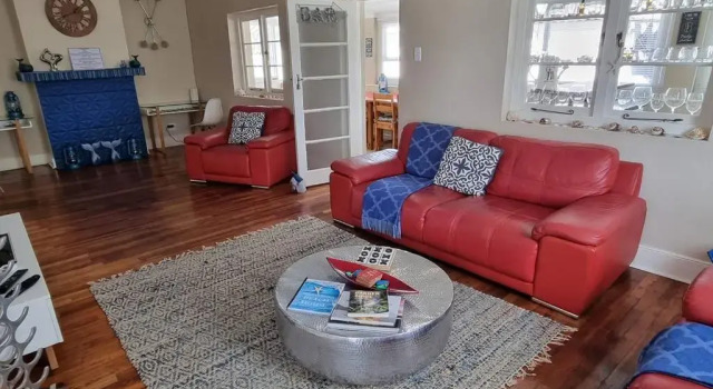 Коттедж Beach House with DSTV & WIFI & basic housekeeping
