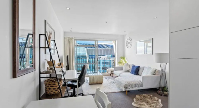 Central Charming 2-Bedroom - Pool & Gym!