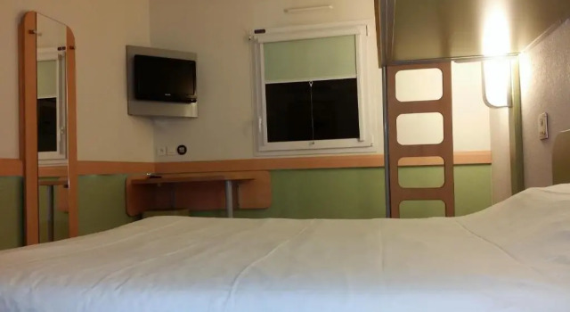 Трёхместный номер Standard ibis budget Saint-Maximin