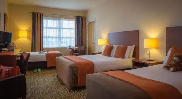 Трёхместный номер Standard с балконом Maldron Hotel & Leisure Centre Limerick