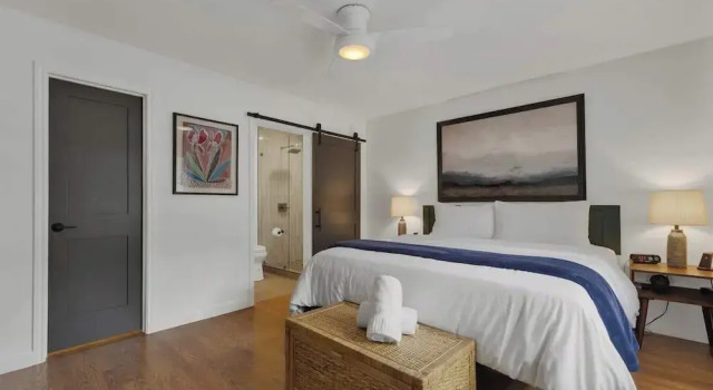 Elegant and Stylish Glenmoor Abode - 5 min to Town