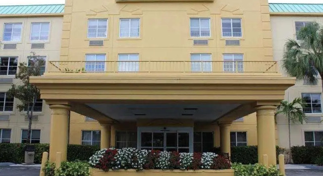 Кровать в общем номере La Quinta Inn & Suites Miami Cutler Ridge
