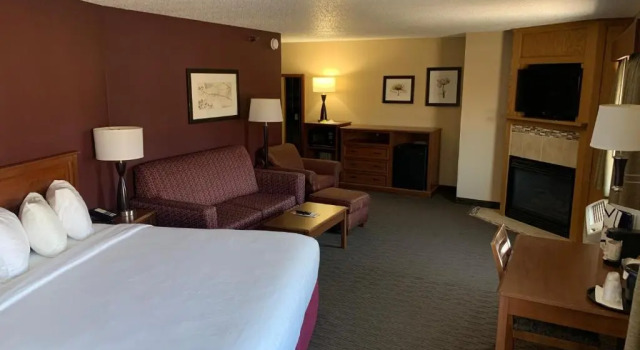 Двухместный люкс AmericInn by Wyndham Duluth South Proctor Black Woods Event Ctr