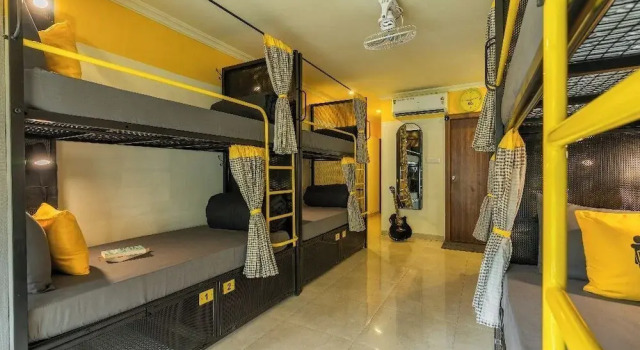 Кровать в общем номере с балконом и с видом на сад The Hosteller Lonavala, City Centre