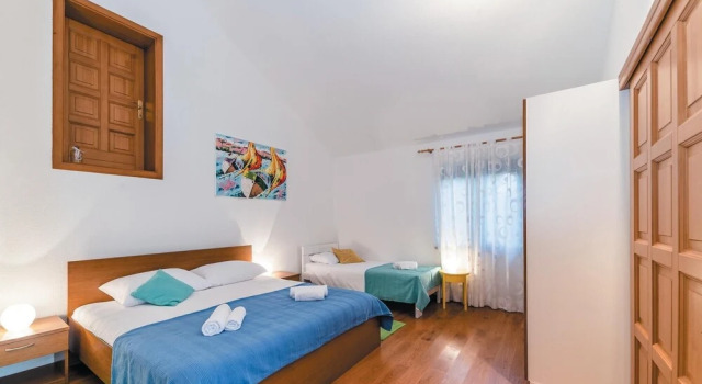 Stunning Home in Kolan With Wifi and 1 Bedrooms, Đặt Khách sạn Kolan Pag Island