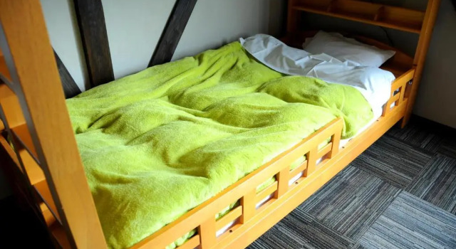 Кровать в общем номере Sakura Guest House