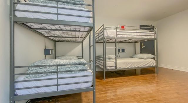 Кровать в общем номере Samesun Toronto
