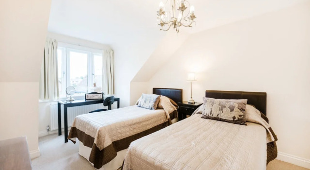 Luxury Riverside Home, Near Windsor Castle. Legoland & London Within 20 Minutes, Book Hotel Hoteller i Iver med parkering, Parkering