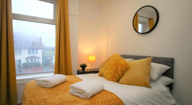 Free Local Parking - Fast WiFi - Sleeps 10 Guests by PROPERTY PROMISE