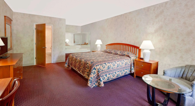 Super 8 by Wyndham Traverse City, Забронировать Отель Отели Траверс-Сити с завтраком, рядом с Музейный центр Деннос, Завтраки