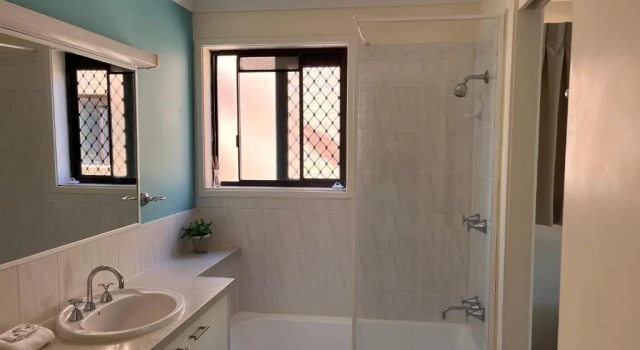 Коттедж Economy с 5 комнатами Noosa Village River Resort