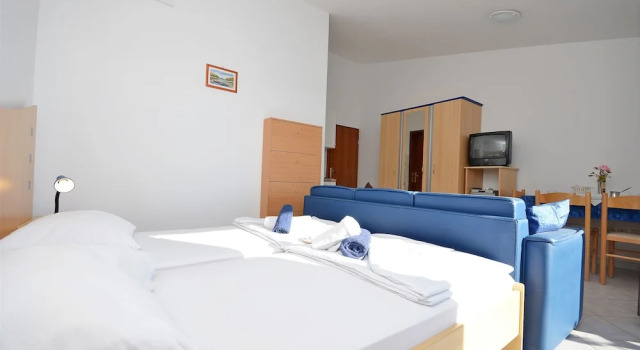 Apartments Mira, Забронировать Апартаменты/квартира Отели Трибунь с парковкой, рядом с Пристань для яхт Трибуни, Парковка