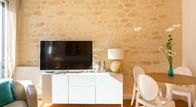 Bright and Colourful Apartment in the City Centre, Rezerwuj Apartament Hotele w Gironde z parkingiem, Parking