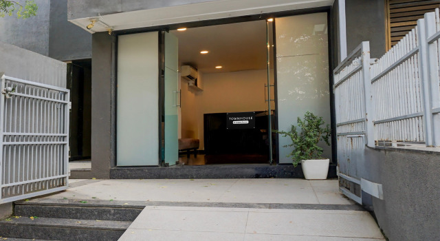 Super Townhouse Balewadi High Street