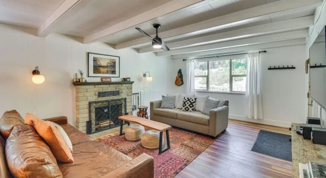 Cozy Retreat w/ Deck ~ 2 Mi to Pinecrest Lake!, Book Hotel Hoteller i Pinecrest med parkering, Parkering