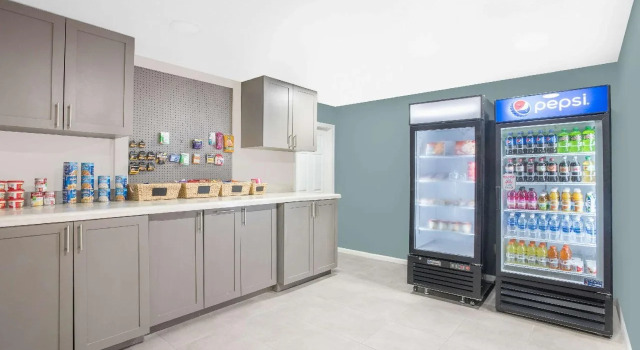 Spencer Inn & Suites, Varaa Hotelli Hotellit New England uima-altaalla, Uima-allas