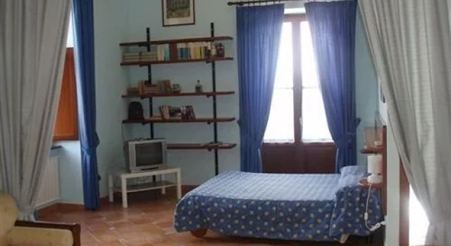 Domus Paola Sorrento, Забронировать Отель Отели Сорренто 3 звезды, рядом с Железнодорожный вокзал Сорренто компании Чиркумвезувиана, 3*