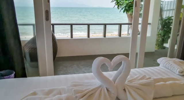 Бунгало с балконом и рядом с пляжем The Cosy Maenam Beach Resort