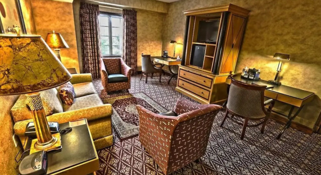 Четырёхместный люкс The Bertram Inn & Conf Ctr Trademark Collection by Wyndham