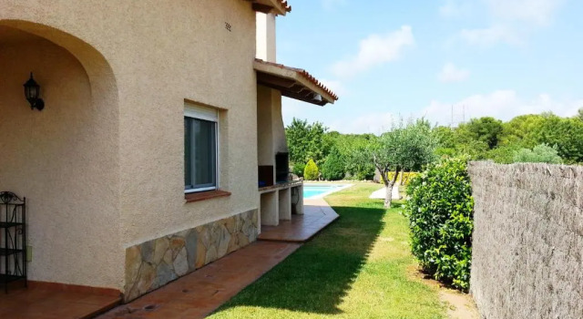 Коттедж Villa Neus Barà, jardín y piscina privada