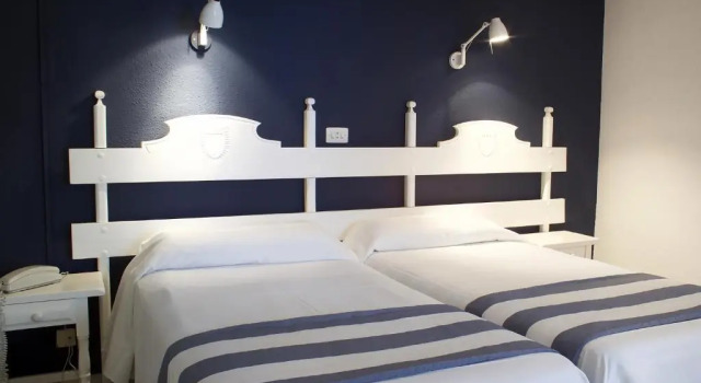 Четырёхместный номер с балконом Hotel Els Pins