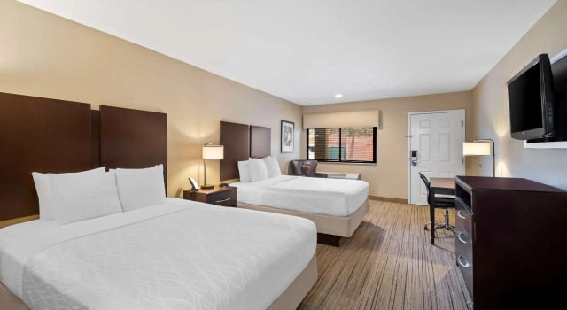 Четырёхместный номер Standard Best Western Cedar Inn