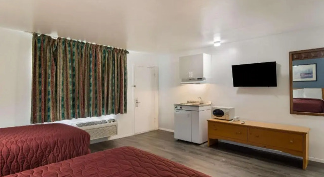 Четырёхместный номер Standard Rodeway Inn & Suites Sidney Historic Downtown I-80