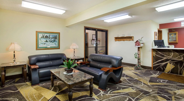 Super 8 by Wyndham Charles City, Varaa Hotelli Charles City Iowa
